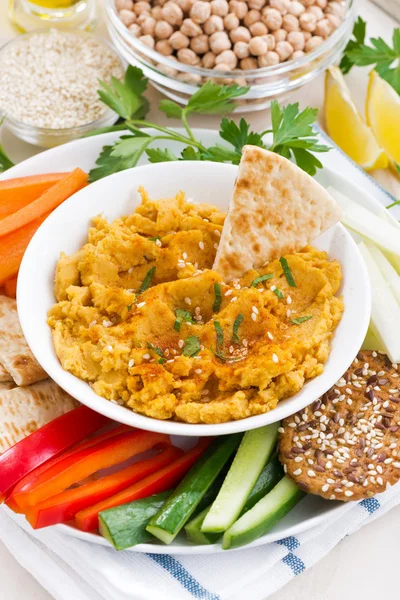 Arabiska sås hummus med färska grönsaker och pitabröd — Stockfoto