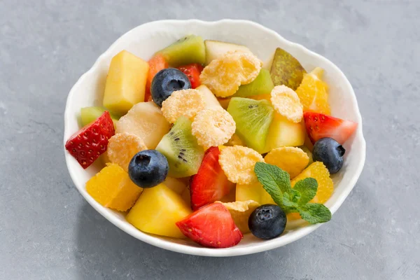 Bowl of fresh fruit salad, closeup — Stock Photo, Image