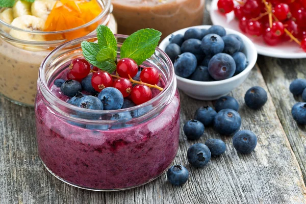 Sortiment av desserter med färska bär, frukt och choklad — Stockfoto