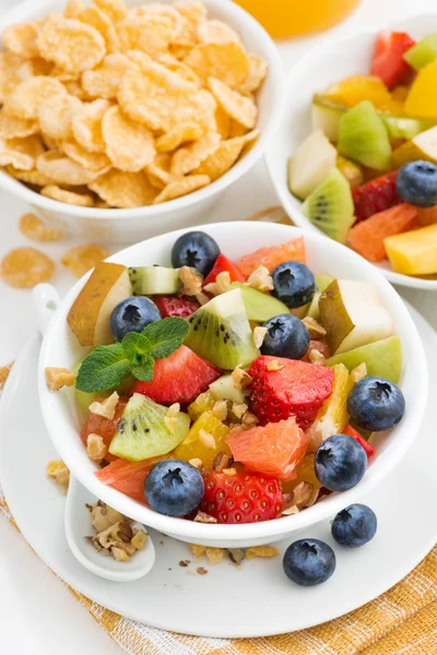 Ontbijt met fruit salade en cornflakes, verticaal, close-up — Stockfoto