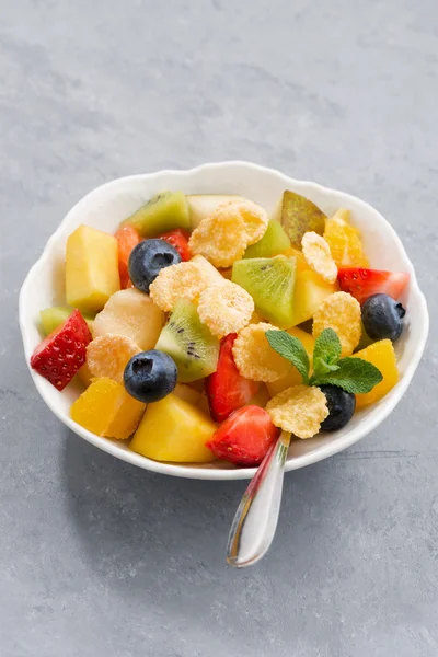 Tigela de salada de frutas frescas, vertical — Fotografia de Stock