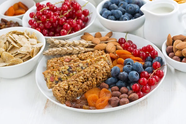 Barritas de cereales muesli, fruta fresca y seca para el desayuno — Foto de Stock