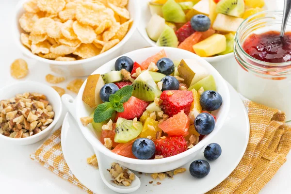 Завтрак с фруктовым салатом и кукурузными хлопьями, вид сверху — стоковое фото