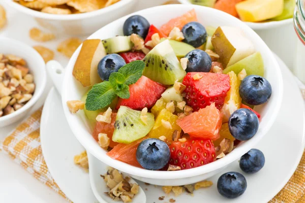 Frukost med fruktsallad och majsflingor, närbild ovanifrån — Stockfoto