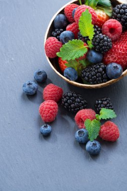 siyah bir zemin üzerine çeşitli taze Bahçe çilek