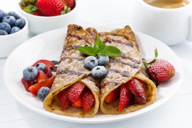 çilek ve çikolata sosu plaka günü kahvaltıda krep