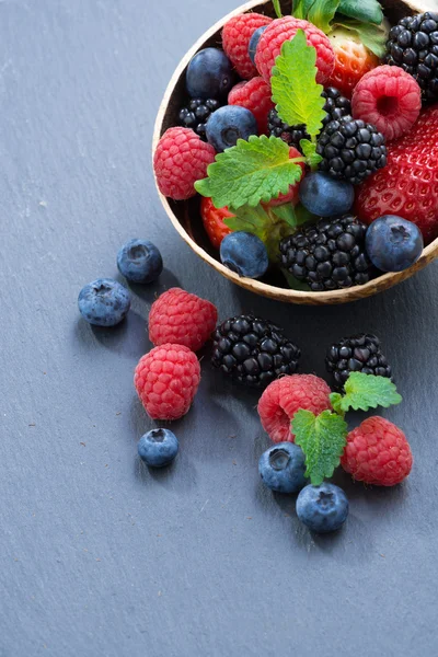 siyah bir zemin üzerine çeşitli taze Bahçe çilek