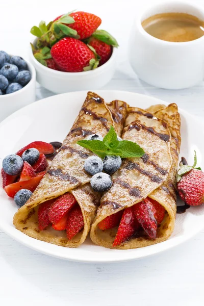 çilek ve çikolata sosu plaka günü kahvaltıda krep