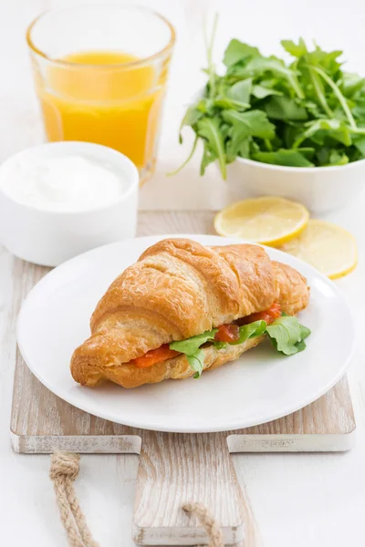 Croissant with salted salmon and arugula, vertical — Stock Photo, Image
