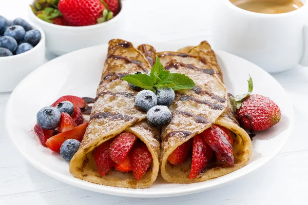 çilek ve çikolata sosu plaka günü kahvaltıda krep