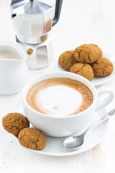 Tasse Cappuccino und Makronen auf weißem Holztisch — Stockfoto