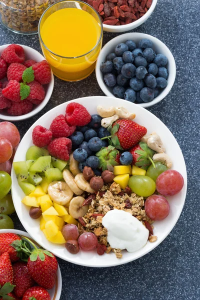 Élelmiszerek egy egészséges reggeli - friss bogyós gyümölcsök, gyümölcsök, diófélék — Stock Fotó