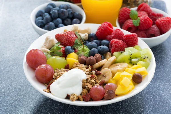 Élelmiszerek egy egészséges reggeli - friss bogyós gyümölcsök, gyümölcsök, diófélék — Stock Fotó