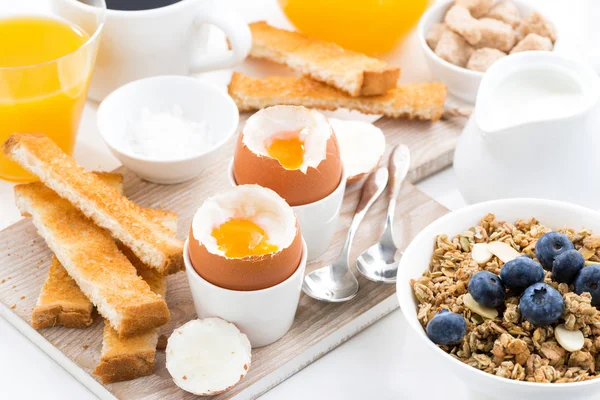 Läcker frukost med mjuka kokt ägg och krispiga skålar — Stockfoto