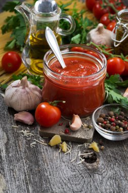 domates sosu ve makarna üzerine ahşap arka plan için malzemeler