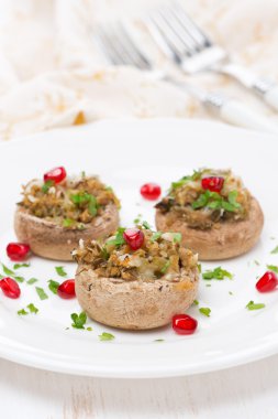 Otlar ve nar taneleri ile mantar dolması