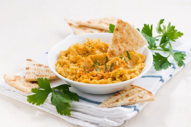 geleneksel sos humus pide beyaz tablo ile