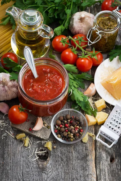 Sos pomidorowy i składniki makaron na tle drewniane — Zdjęcie stockowe