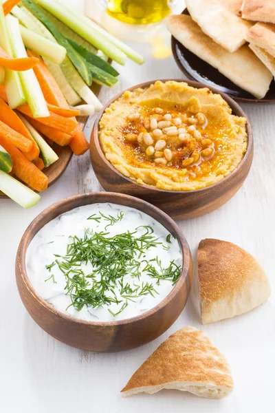 Molho árabe tradicional - hummus e iogurte com ervas — Fotografia de Stock