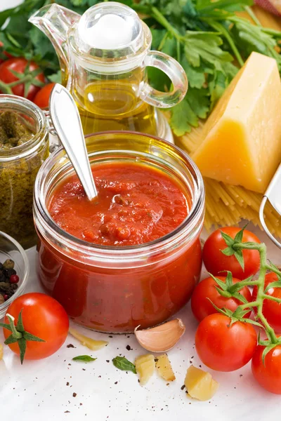 Sos pomidorowy i składniki do ciasta makaronowego, pionowe — Zdjęcie stockowe