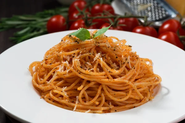 Espaguete com molho de tomate, close-up — Fotografia de Stock