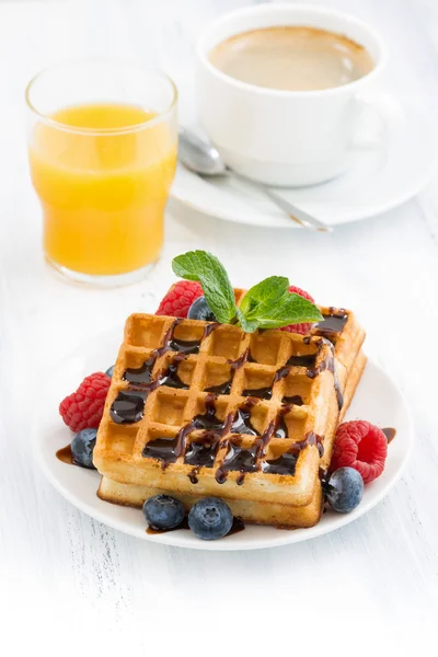 Waffles doces tradicionais e café para o café da manhã — Fotografia de Stock