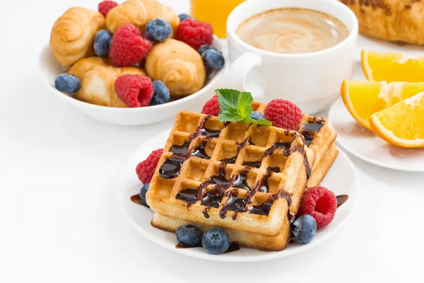 Waffles doces tradicionais para café da manhã na mesa branca — Fotografia de Stock