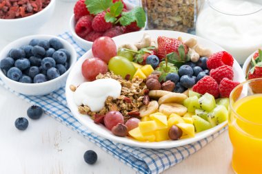Meyveler, meyve, fındık ve granola plaka üzerinde