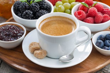 Kahve ve taze meyveler, yakın çekim Kahvaltı