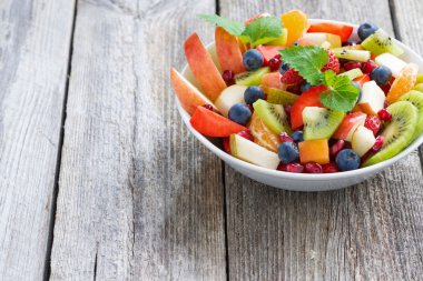 Meyve ve meyve salatası ve ahşap arka plan