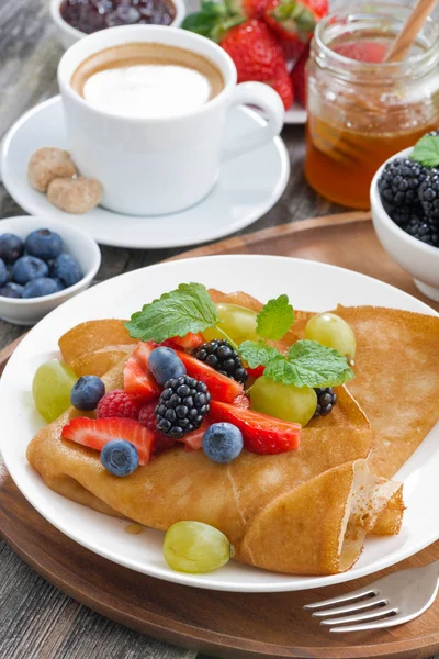 Ontbijt - pannenkoeken met verse bessen en honing, koffie — Stockfoto