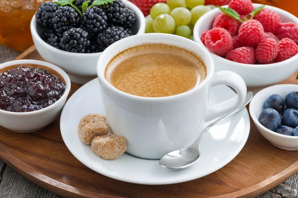 Завтрак с кофе и свежими ягодами, крупный план — стоковое фото