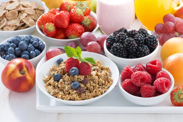 과일, 열매와 시리얼 맛 있는 하 고 건강 한 아침 식사 — 스톡 사진