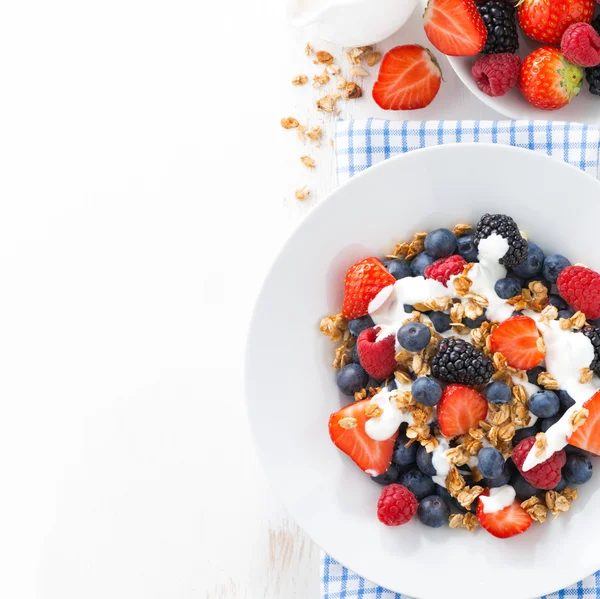 Friss bogyós gyümölcsök, joghurt, granola, reggeli — Stock Fotó