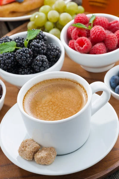 Delicious breakfast with coffee, fresh berries and pancakes — Stock Photo, Image