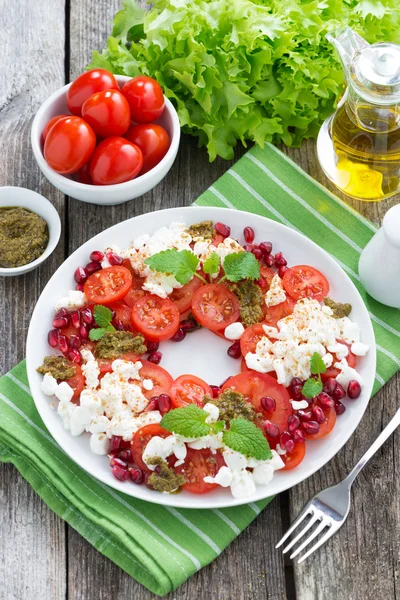 Fresh salad with tomatoes, cottage cheese, mint pesto — Stock Photo, Image