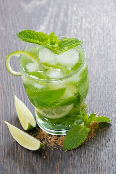 Färska mojito cocktail med lime och mynta på träbord — Stockfoto