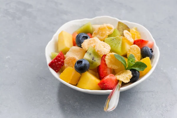 Bowl of fresh fruit salad — Stock Photo, Image
