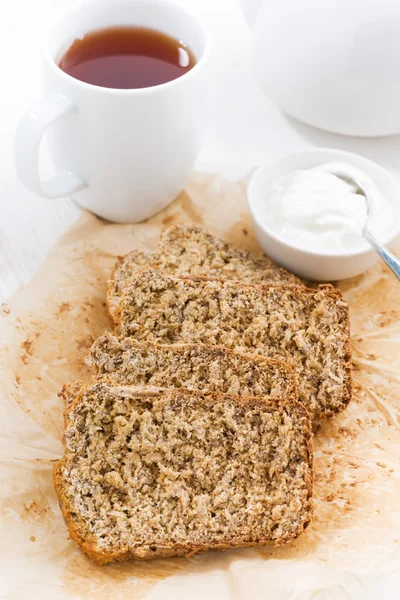 Banana bread and tea for breakfast — Stock Photo, Image