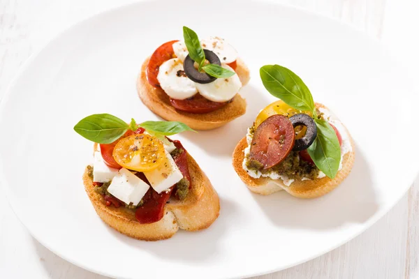 Bruschettas domates ve mozzarella plaka, üstten görünüm — Stok fotoğraf