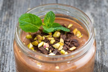 çikolata tatlı bir cam kavanoza fıstık ile