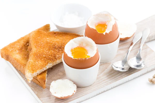 Haşlanmış yumurta ve kızarmış tost ahşap oyun tahtası, portre — Stok fotoğraf