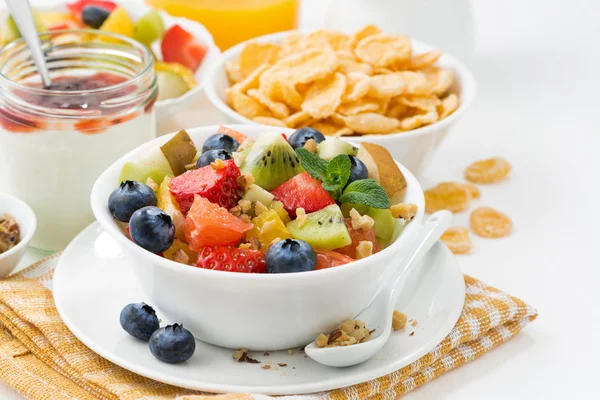 Breakfast with fruit salad and corn flakes, closeup — Stock Photo, Image