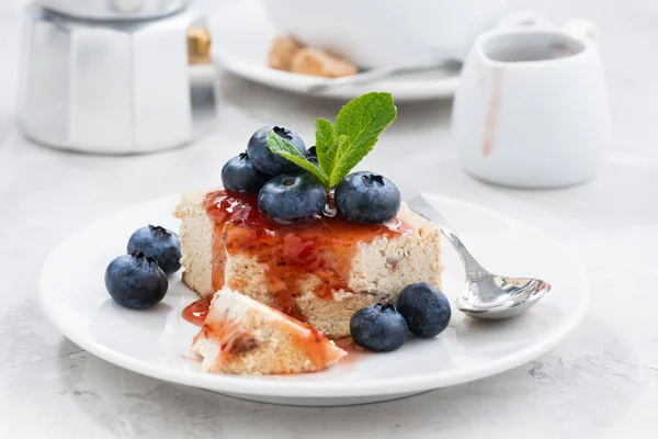 Käsekuchen mit Beerenmarmelade — kostenloses Stockfoto