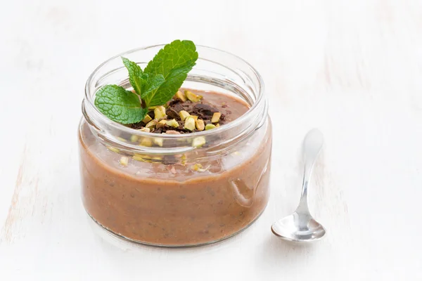 Chocolade dessert met pistachenoten in een glazen pot — Stockfoto