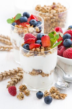 doğal yoğurt, müsli ve çilek ile sağlıklı tatlı