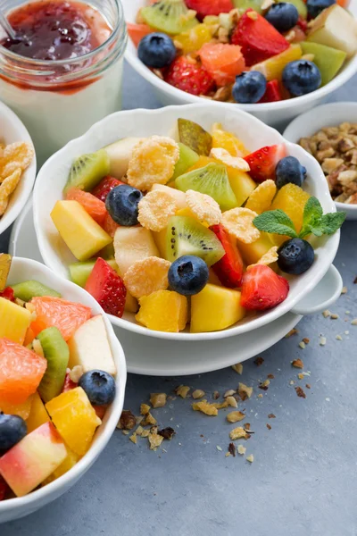 Café da manhã saudável com salada de frutas frescas, vertical — Fotografia de Stock