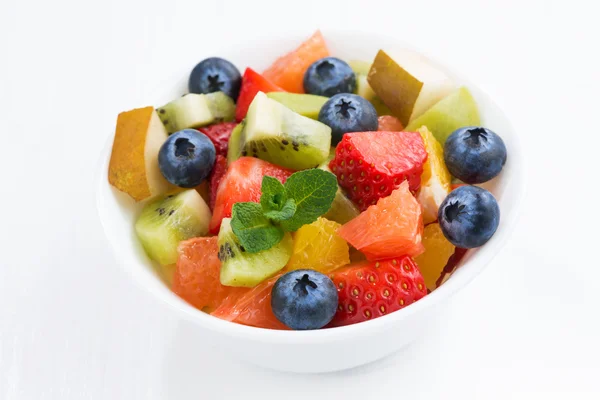 Lahodný ovocný salát v misce, pohled shora — Stock fotografie