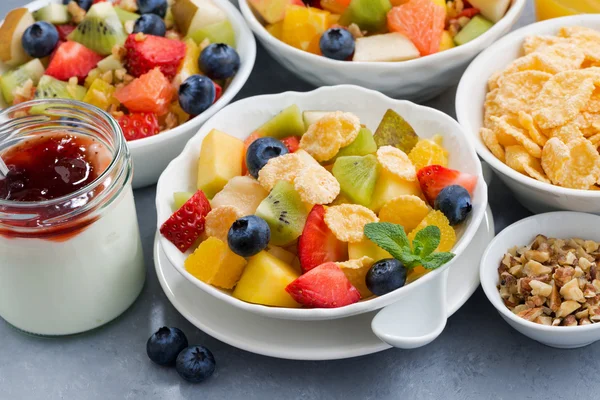 Café da manhã saudável com salada de frutas — Fotografia de Stock