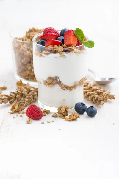 Sobremesa saudável com iogurte natural, muesli e bagas — Fotografia de Stock